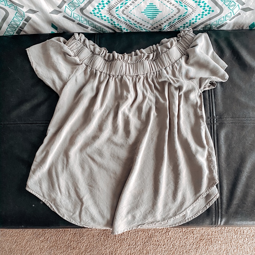 Off the shoulder short-sleeved top